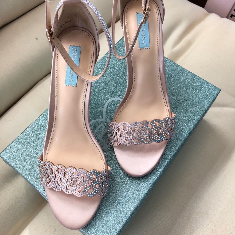 Blue by Betsey Johnson NEW IN BOX “Juno” heels